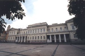 Pałac Roszkowskich - widok od Alei Wolności Pałac Prezydenta Mandragoratu Wandystanu